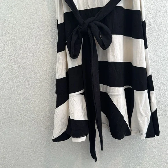 Loft - Tee Shirt Fit and Flare Dress - Black and White - 6P - Picture 5 of 6